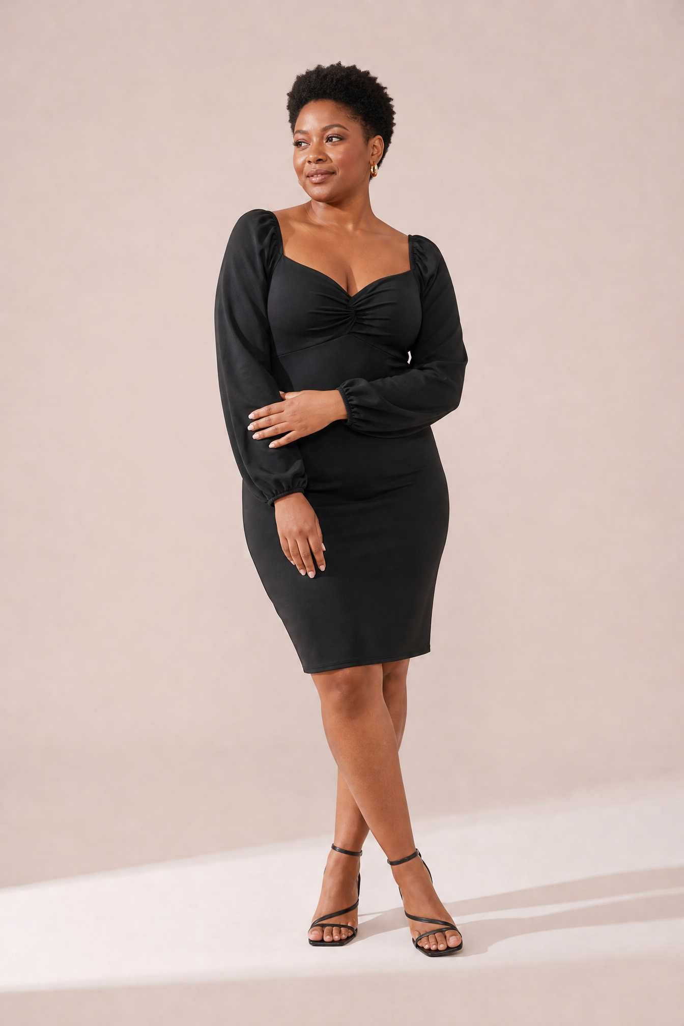Robe noire moulante manches bouffantes | Porté sur une autre silhouette | Lounelle Paris