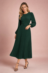 Langes Plisseekleid mit Puffärmeln