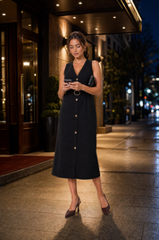 Robe midi col V ceinturée | Variante Noir - Lifestyle | Lounelle Paris