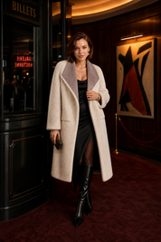 Manteau long réversible col duveteux | Deuxième photo lifestyle | Lounelle Paris