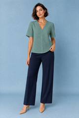 Weiße Bluse mit V-Ausschnitt und Lochmuster
