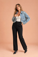 Kurze hellblaue Jeansjacke