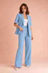 Hellblauer Hose-Blazer mit kurzen Ärmeln