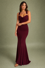 Langes Kleid mit Schalkragen und freiem Rücken