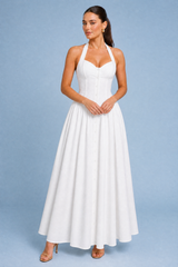 Weißes langes rückenfreies Halterneckkleid
