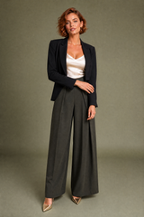 Schwarze weite Hose mit Frontfalten