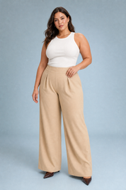 Pantalon beige taille haute jambes larges | Porté sur une silhouette plus ronde | Lounelle Paris