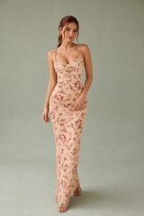 Langes apricotfarbenes Blumenkleid mit freiem Rücken