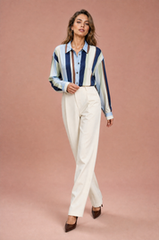 Chemise ample à rayures satinée | Vue en mouvement | Lounelle Paris