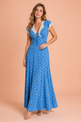 Langes blaues gepunktetes Kleid mit V-Ausschnitt