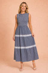 Langes gestreiftes Smockkleid