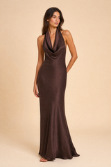 Braunes rückenfreies Halterneck-Kleid