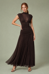 Langes braunes Kleid mit Strickkragen