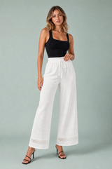 Weißer High-Waist-Spitzenhose
