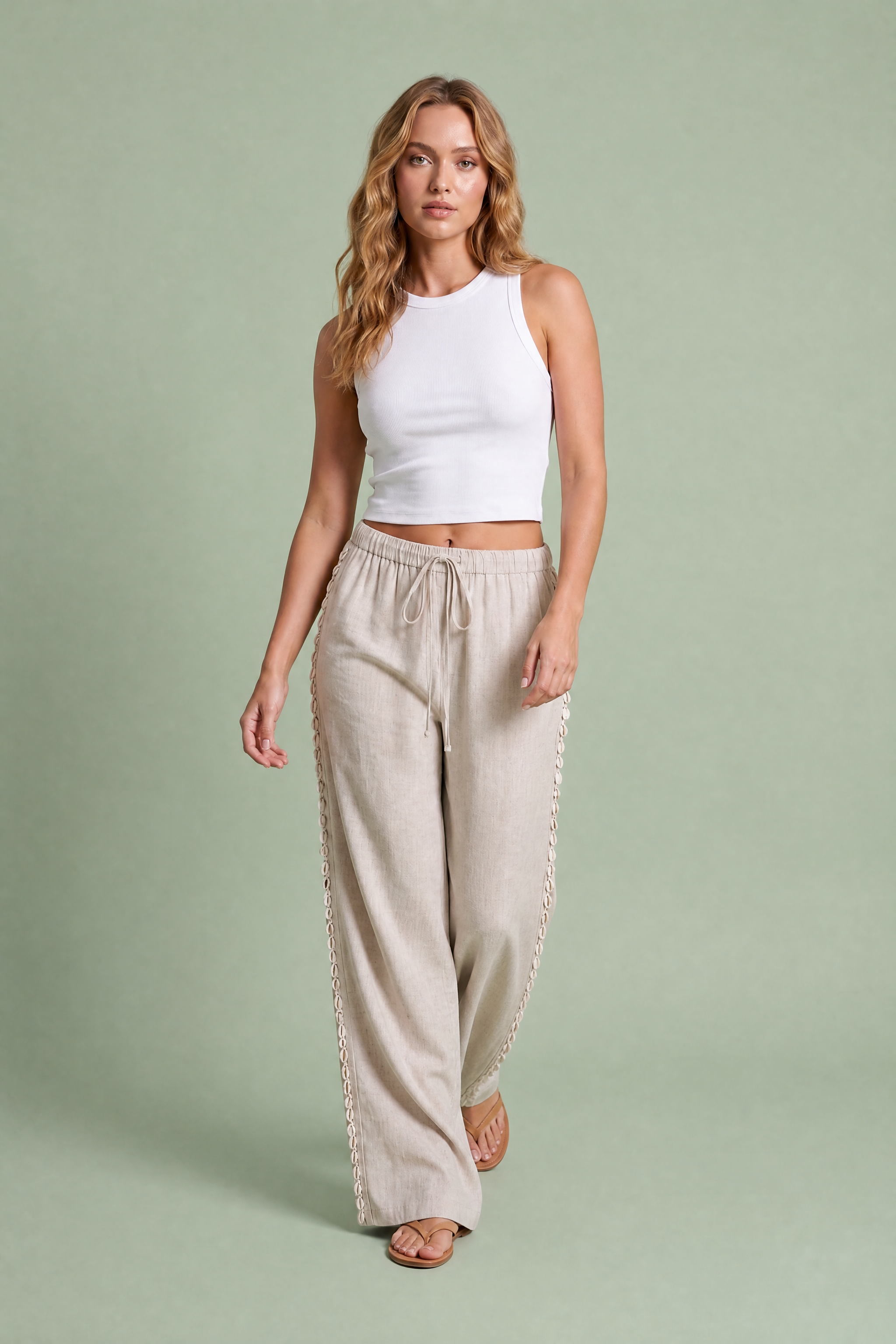 Pantalon large beige à coquillages | Vue en mouvement | Lounelle Paris