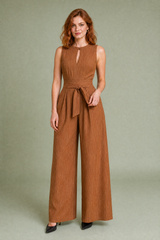 Gestreifter Jumpsuit mit Taillenbetonung