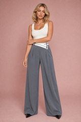 Weite High-Waist-Hose mit Wickeldetail