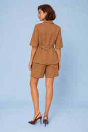 Ensemble camel ceinturé en lin | Vue de dos | Lounelle Paris