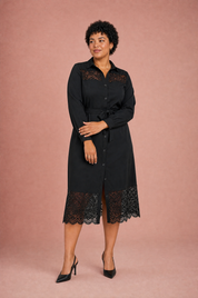 Robe chemise noire à dentelle | Porté sur une autre silhouette | Lounelle Paris