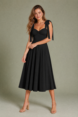 Rückenfreies Kleid mit Bindeträgern
