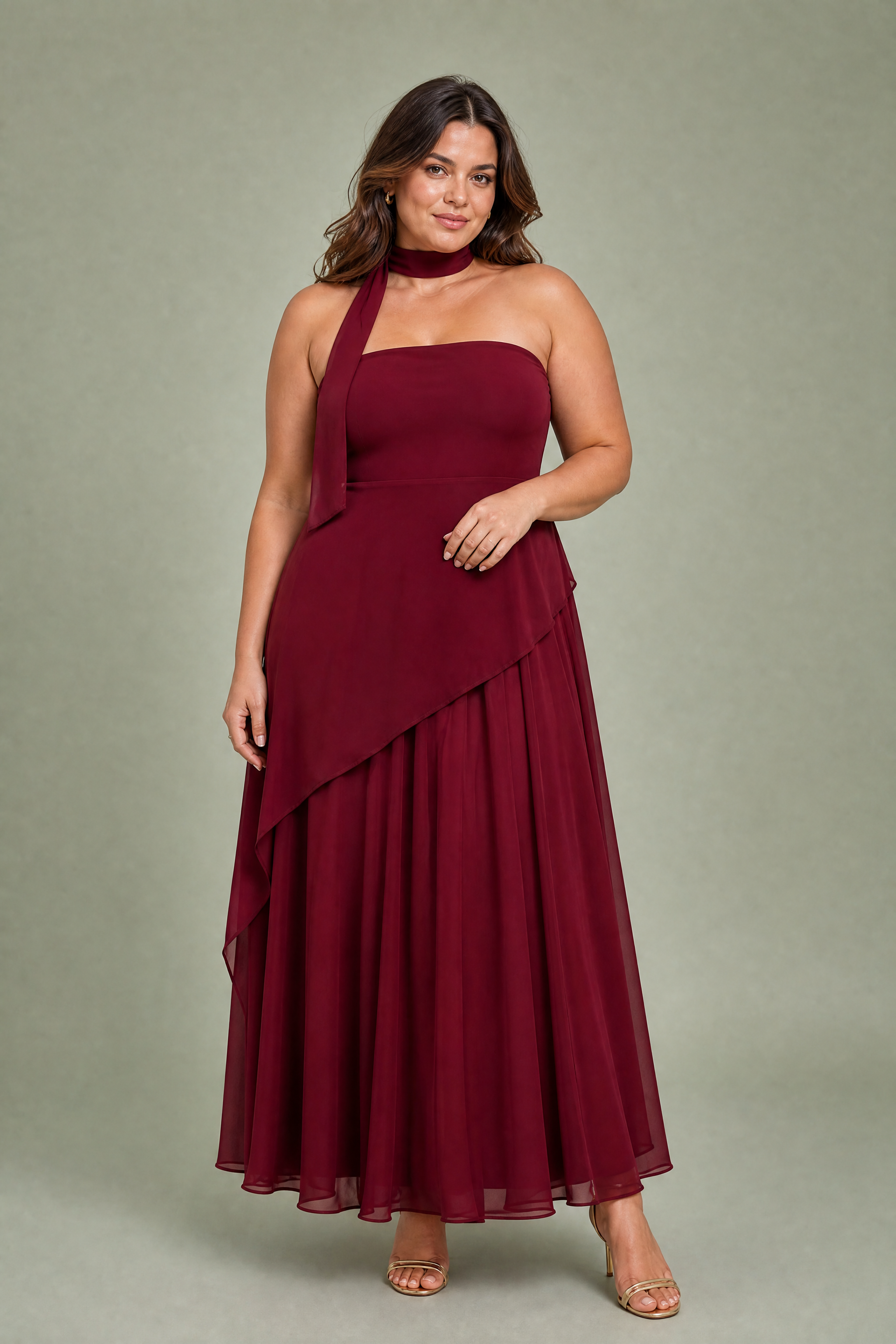 Robe longue asymétrique avec tour de cou | Porté sur une silhouette plus ronde | Lounelle Paris