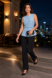 Gilet sans manches texturé ceinturé | Variante Bleu - Lifestyle | Lounelle Paris