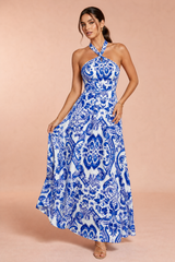 Langes blaues rückenfreies Neckholderkleid