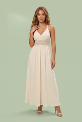 Langes apricotfarbenes Neckholderkleid mit freiem Rücken