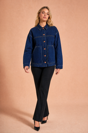 Veste en jean bleu foncé ample | Vue en mouvement | Lounelle Paris