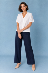Weiße Bluse mit V-Ausschnitt und Lochmuster