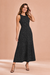 Langes gepunktetes rückenfreies Kleid