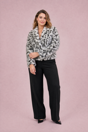 Veste ample fausse fourrure imprimé animalier | Porté sur une silhouette plus ronde | Lounelle Paris