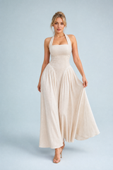 Langes apricotfarbenes Neckholderkleid mit freiem Rücken