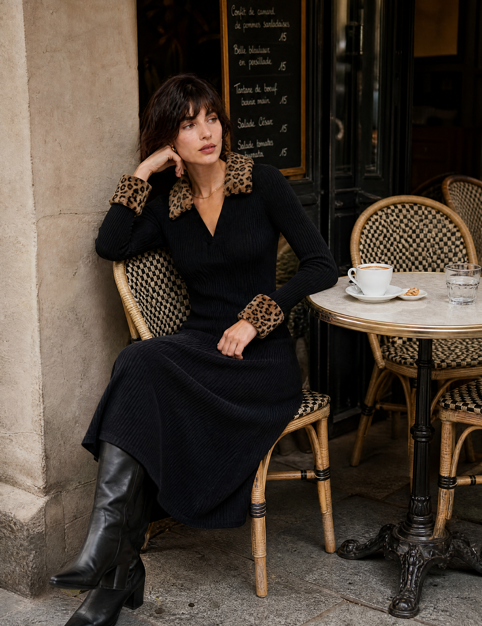 Robe noire col V léopard | Photo lifestyle | Lounelle Paris