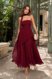 Robe longue asymétrique avec tour de cou | Photo lifestyle | Lounelle Paris