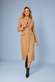 Manteau long cintré à col tailleur | Vue en mouvement | Lounelle Paris