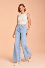 Blaue Jeans mit weitem Bein und Häkelmuster