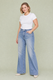 Jean bleu taille mi-haute coupe ample | Porté sur une autre silhouette | Lounelle Paris