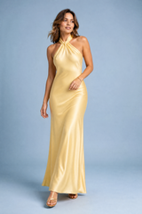 Gelbes rückenfreies Neckholder-Kleid
