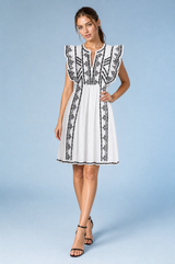 Weißes Kleid mit bestickten Volants