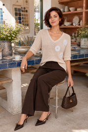 T-shirt beige col V fleurs brodées | Photo lifestyle | Lounelle Paris