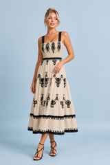 Langes apricotfarbenes Kleid mit Blumenprint und Smokbund