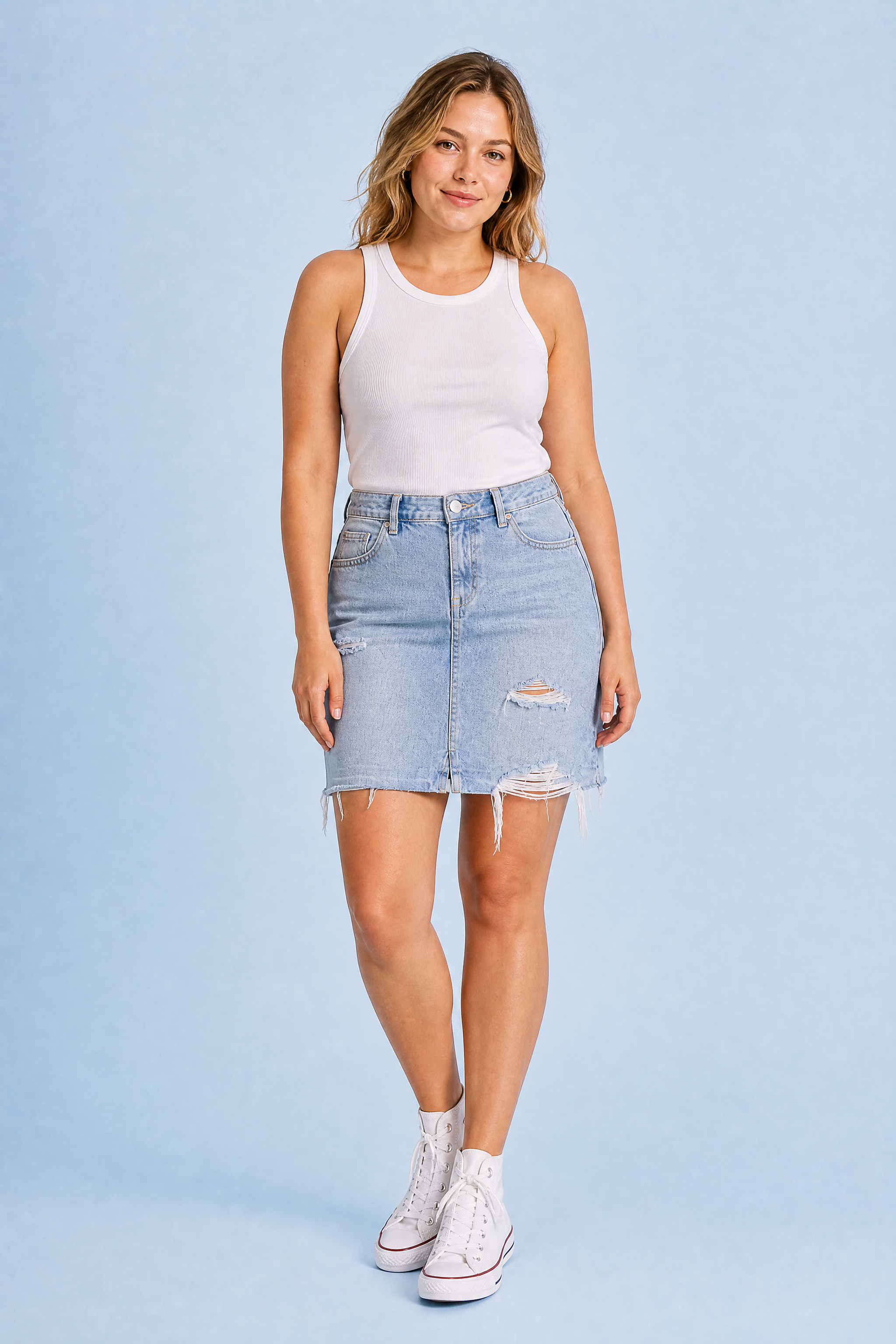 Jupe en jean bleu clair déchirée | Porté sur une autre silhouette | Lounelle Paris