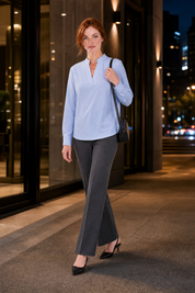 Blouse fluide col en V | Variante Bleu - Lifestyle | Lounelle Paris