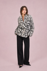 Weite Kunstfelljacke mit Animalprint