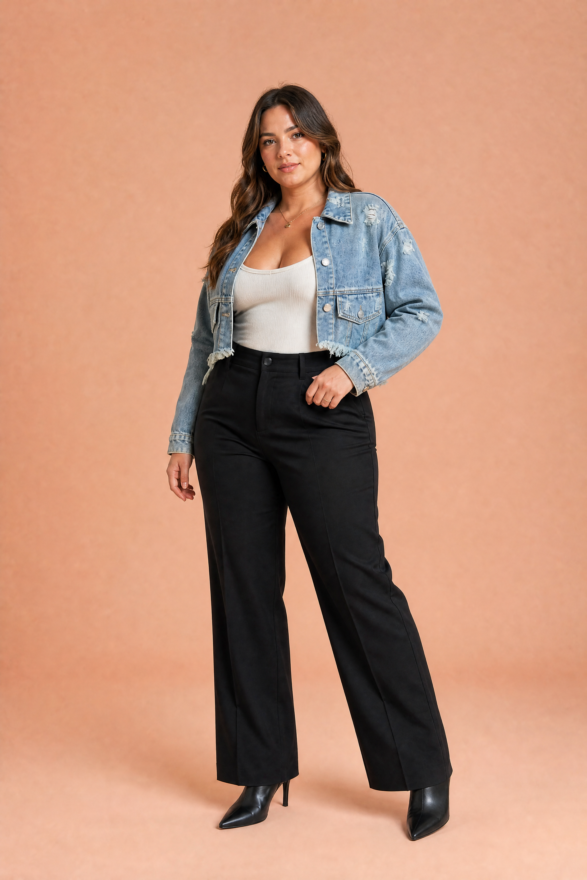 Veste en jean bleu délavé courte | Porté sur une silhouette plus ronde | Lounelle Paris