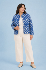 Veste matelassée imprimée col montant | Porté sur une silhouette plus ronde | Lounelle Paris