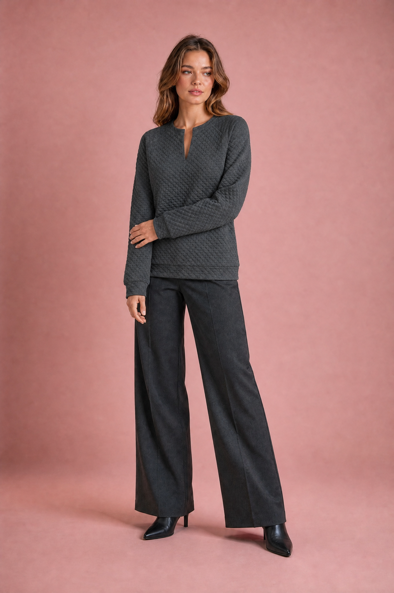 Sweat matelassé col fendu | Variante Gris foncé | Lounelle Paris