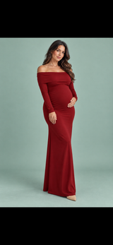 Bordeauxrotes Umstands-Maxikleid aus Mesh mit Raffungen und Bardot-Ausschnitt