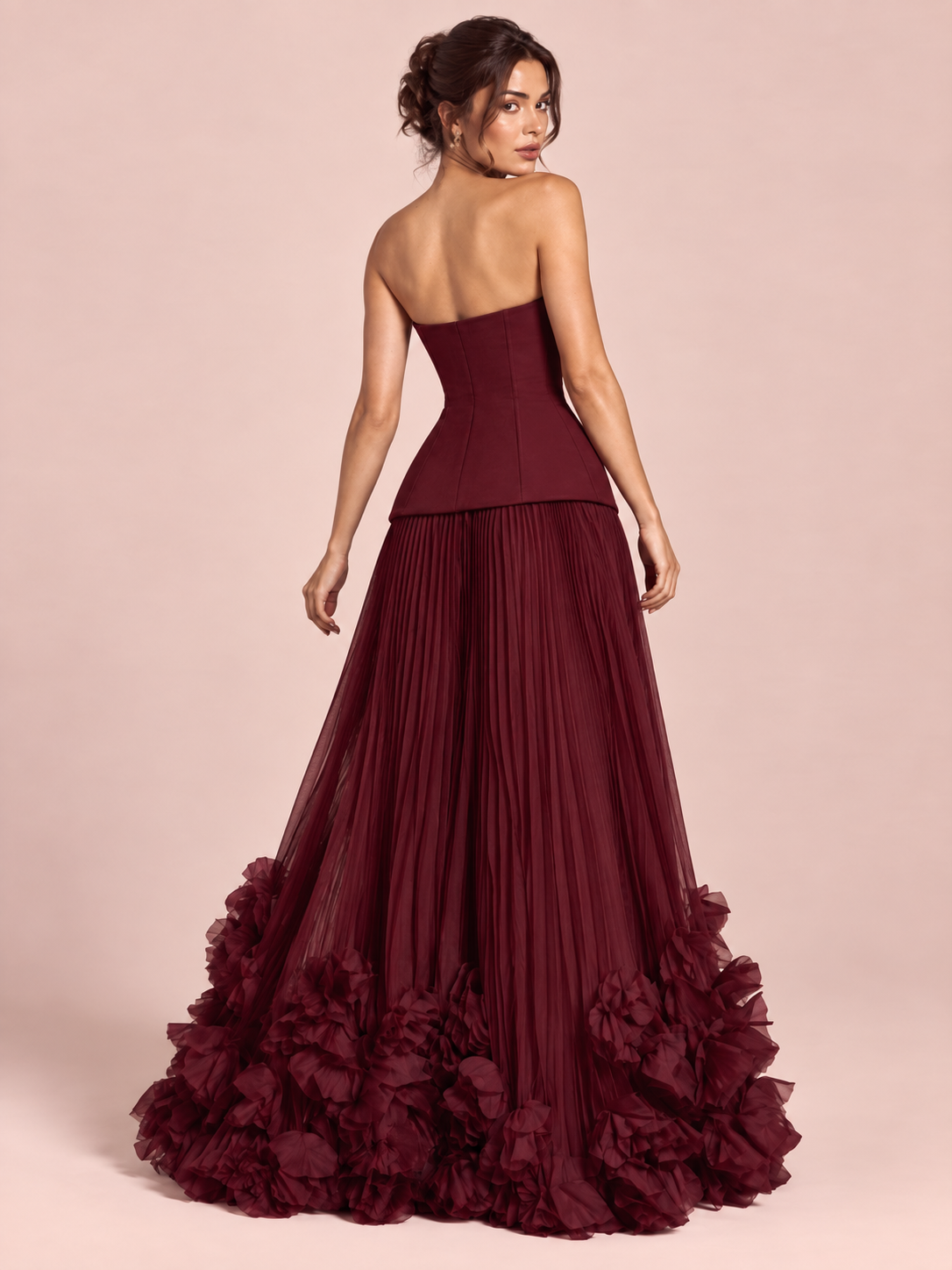 Trägerloses plissiertes rotes Abendkleid